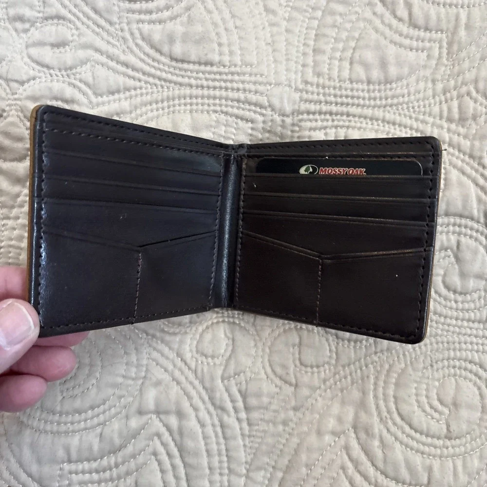 NWOT Mossy Oak Camo Print Bi Fold Mens Wallet Tan Leather 8 Card Spaces